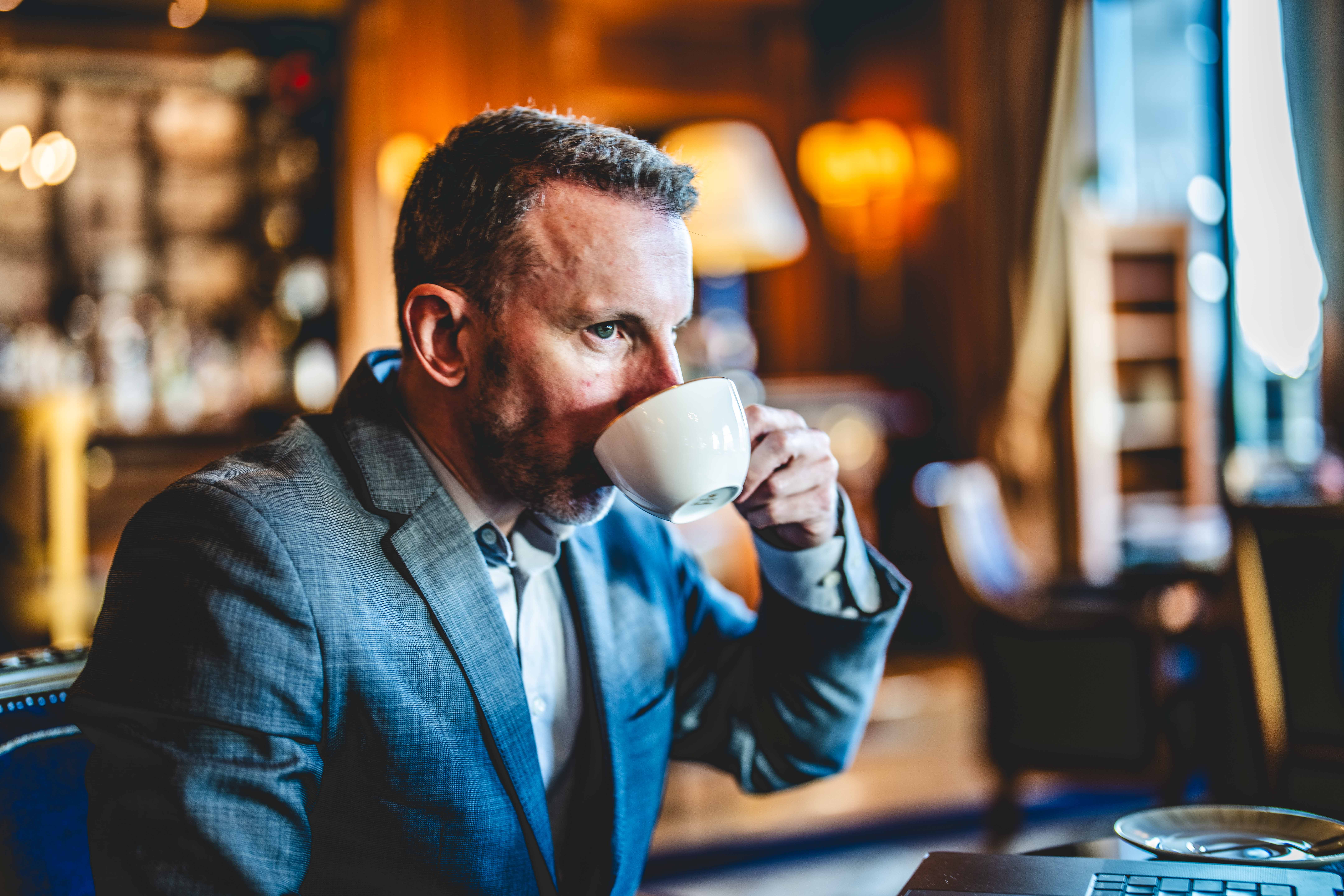 Nicolas Delorme prenant un café dans un salon